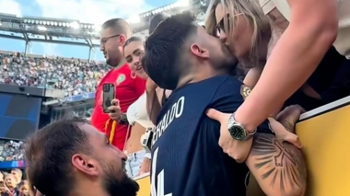 开云下载-多纳鲁马赛后贴心将队友贝拉尔多举上看台，让他可以亲吻女友