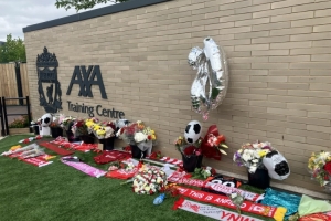 记者：今日利物浦开始季前训练，球迷在训练中心外自发悼念若塔