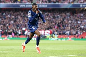 开云体育下载-登贝莱：我因身体不适被换下&amp;将接受核磁共振检查 我认为问题不大