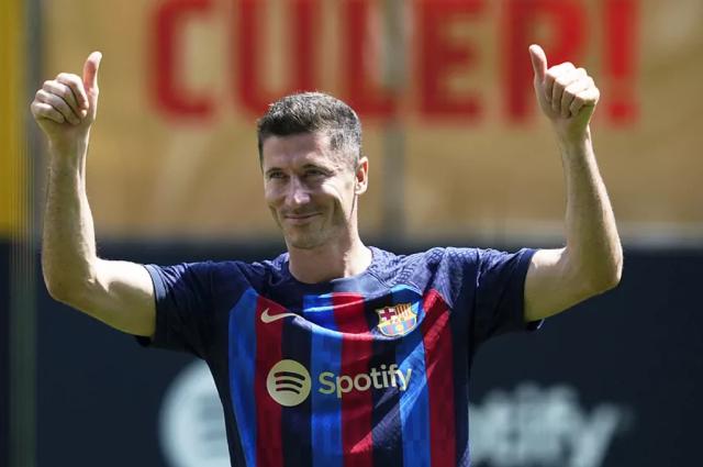 开云-梅西离巴萨周年日，莱万亮相，巴萨距全注册有多远？